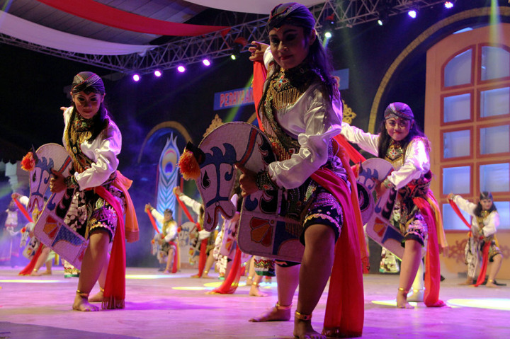 Sekelompok peserta memainkan tarian kuda lumping sebagai pengiring tarian reog pada malam penutupan Festival Reog Nasional XII di alun-alun Ponorogo