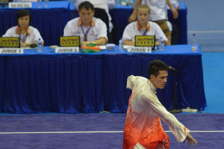 Pewushu putra China Zhou Li Chen meraih medali emas pada nomor Men's Taijiquan.