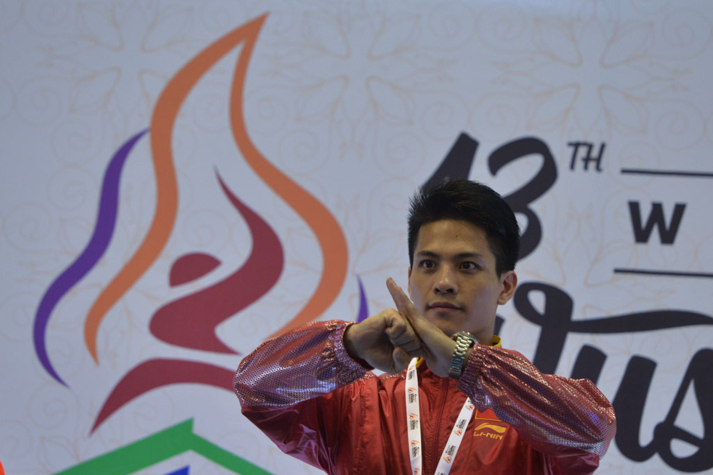 Pewushu putra China Zhou Li Chen meraih medali emas pada nomor Men's Taijiquan.