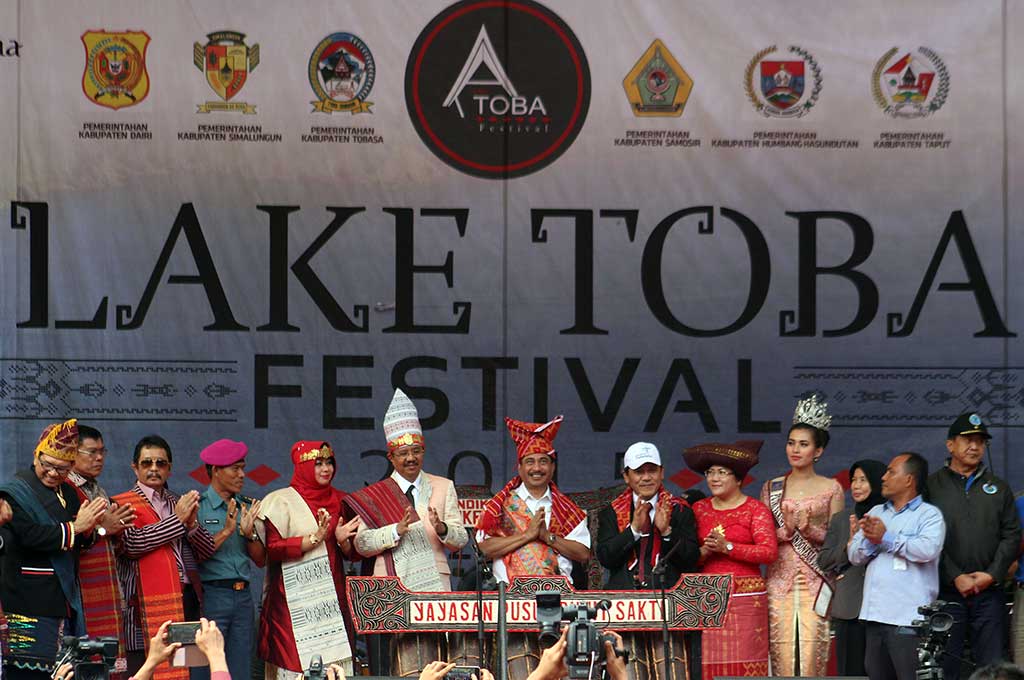 Ulos Terpanjang Ditampilkan pada Pembukaan Festival Danau Toba