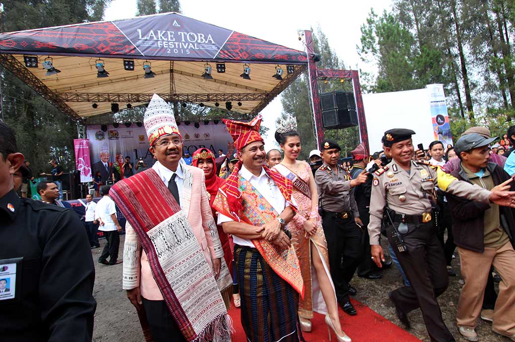 Ulos Terpanjang Ditampilkan pada Pembukaan Festival Danau Toba