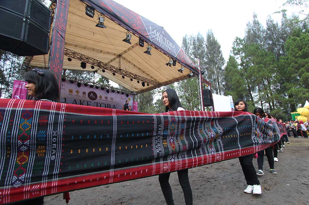 Ulos Terpanjang Ditampilkan pada Pembukaan Festival Danau Toba