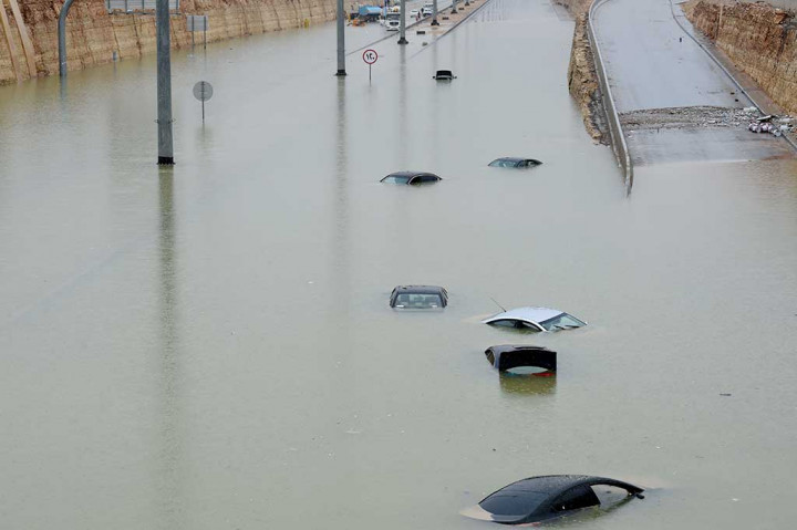 Puluhan Kendaraan Terendam Banjir Di Arab Saudi