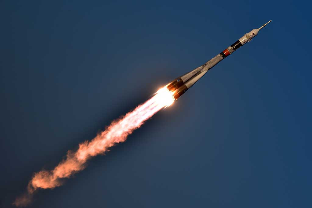 Sementara orang Inggris pertama yang mencapai ruang angkasa adalah Helen Sharman. Dia mengunjungi stasiun ruang angkasa Rusia Mir pada 1991 lalu