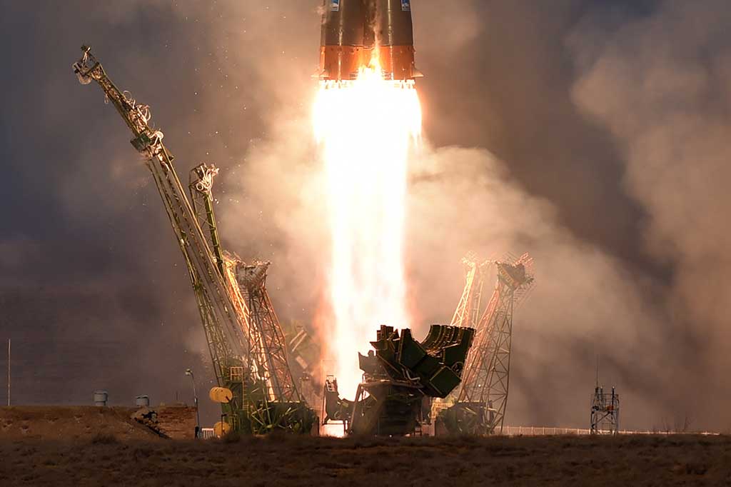 Tim Peake, Yuri Malenchenko, dan Tim Kopra akan bergabung dengan tiga astronot yang sudah berada di ISS - Scott Kelly dari NASA dan cosmonot Rusia Sergei Volkov dan Mikhail Kornienko