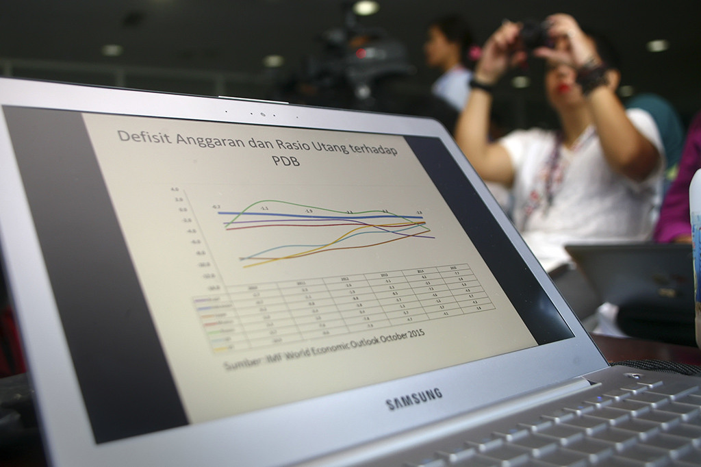 Pewarta memotret layar yang menunjukkan laporan penerimaan pajak tahun 2015 di Kantor Dirjen Pajak
