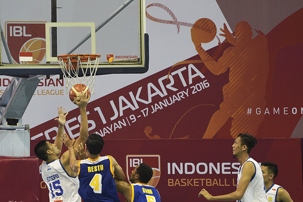 Pebasket Satria Muda Pertamina Jakarta Aziz M Sandy (kanan) berebut bola rebound dengan pebasket Bimasakti Nikko Steel Malang Freddy (kiri) dalam pertandingan Indonesian Basketball League (IBL) 2015-2016 di Hall A Senayan