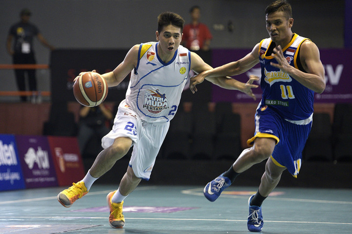 Pebasket Satria Muda Pertamina Jakarta Seputra Avan (kiri) mendribel bola dibayangi pebasket Bimasakti Nikko Steel Malang Asdi M Alan (kanan) 