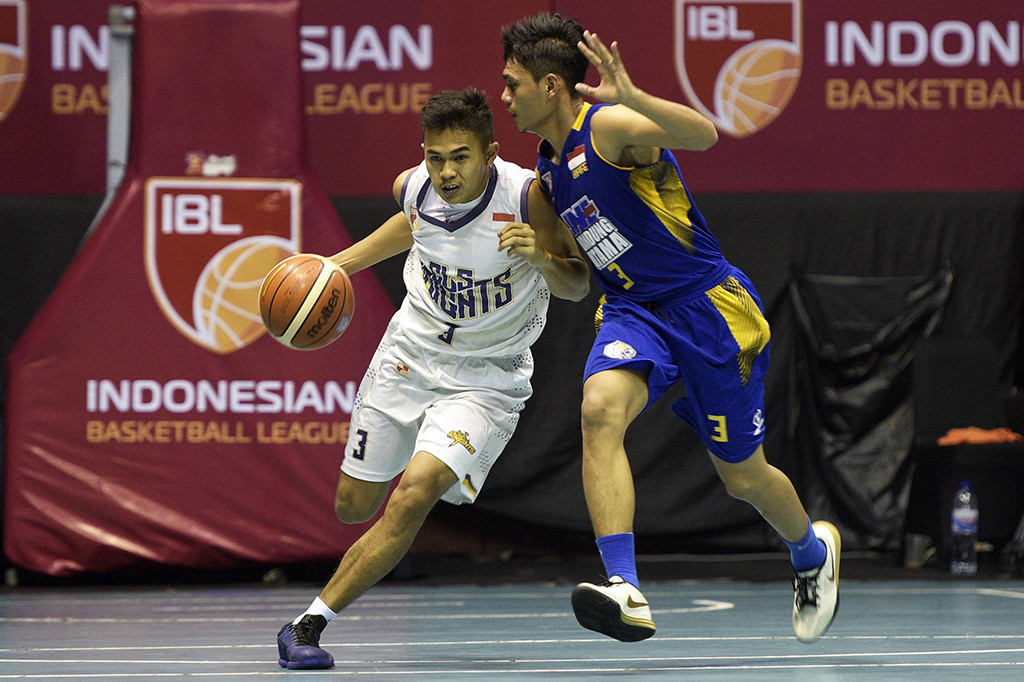 Pebasket CLS Knights Surabaya Ray Rodmundus (kiri) mendribel bola dihadang pebasket JNE Bandung Utama Firdaus Iqbal (kanan) dalam pertandingan Indonesian Basketball League (IBL) 2015-2016 di Hall A Senayan, Jakarta, 