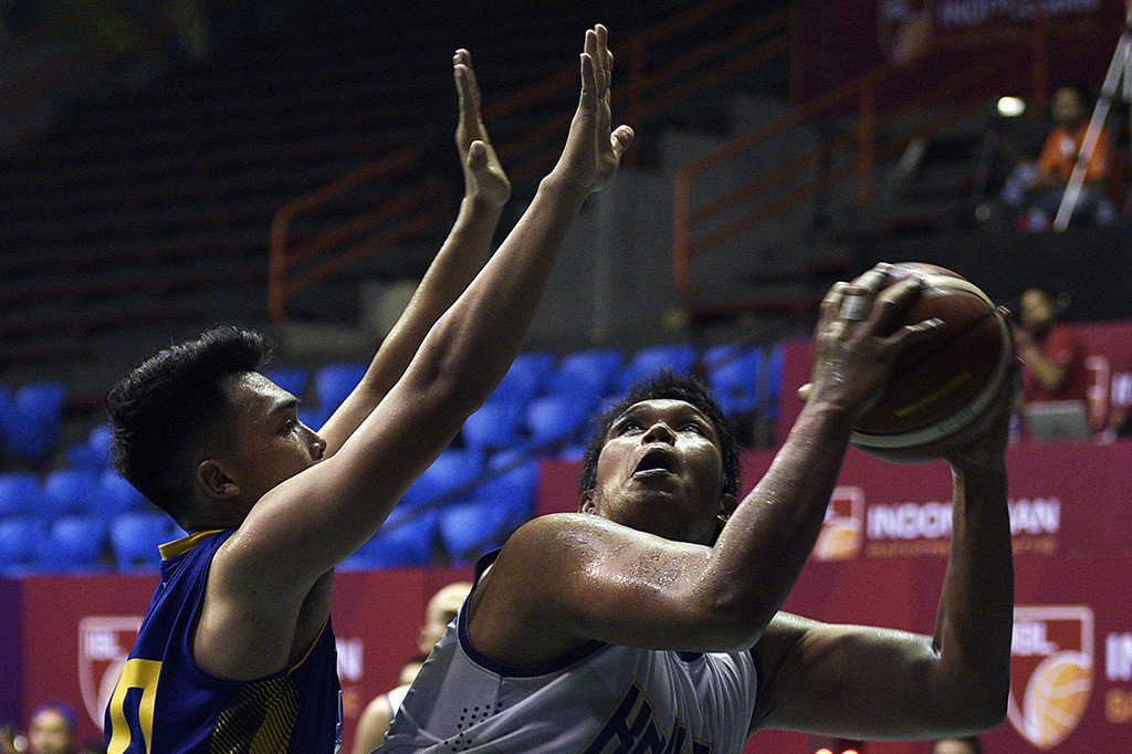 Pebasket CLS Knights Surabaya Negara Devucanivar (kanan) mencoba mengoper bola dibayangi pebasket JNE Bandung Utama Apriyana Romadonsyah Tedyy (kiri) dalam pertandingan Indonesian Basketball League (IBL) 2015-2016 di Hall A Senayan
