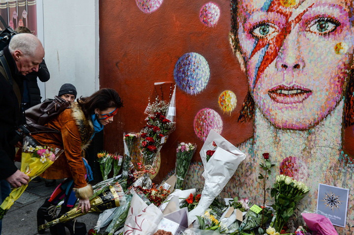 Para Penggemar Bersedih Atas Kepergian David Bowie