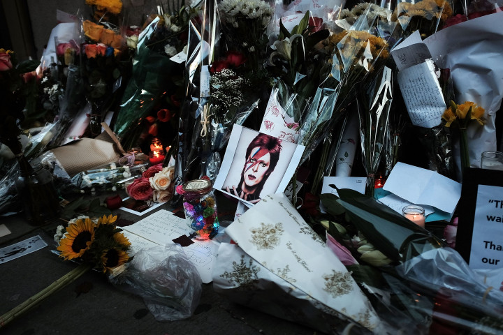 Para Penggemar Bersedih Atas Kepergian David Bowie