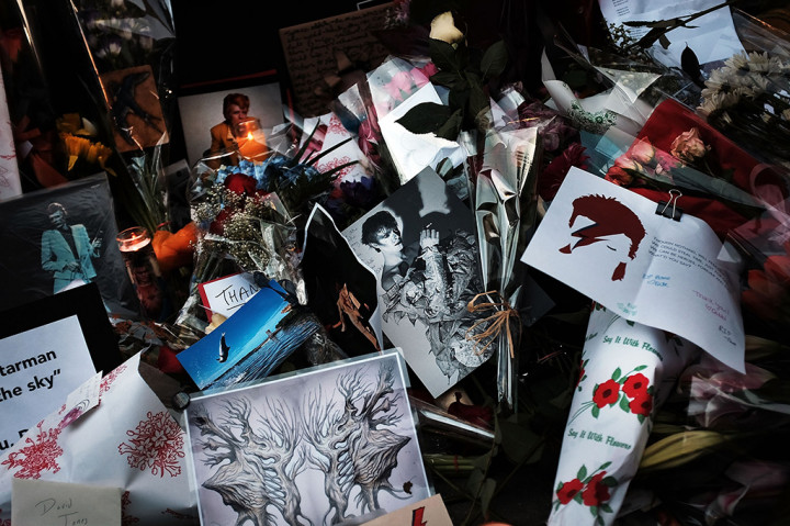 Berbagai karangan bunga, foto, dan lilin diletakkan untuk mengenang David Bowie