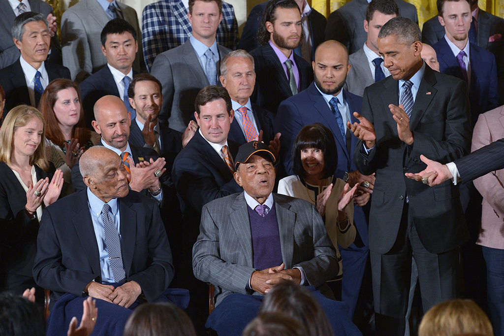 Barack Obama memperkenalkan pemain baseball hall of fame Monte Irvin (kiri) dan Willie Mays saat event penghormatan World Series Champion di San Fransisco