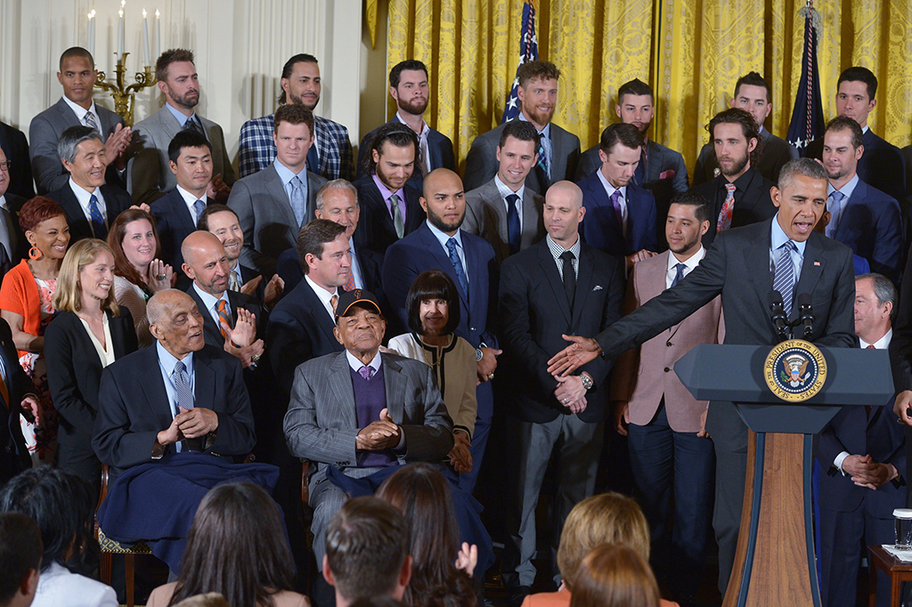 Presiden AS Barack Obama menyambut pemain baseball hall of fame Monte Irvin (kiri) dan Willie Mays saat event penghormatan World Series Champion di San Fransisco