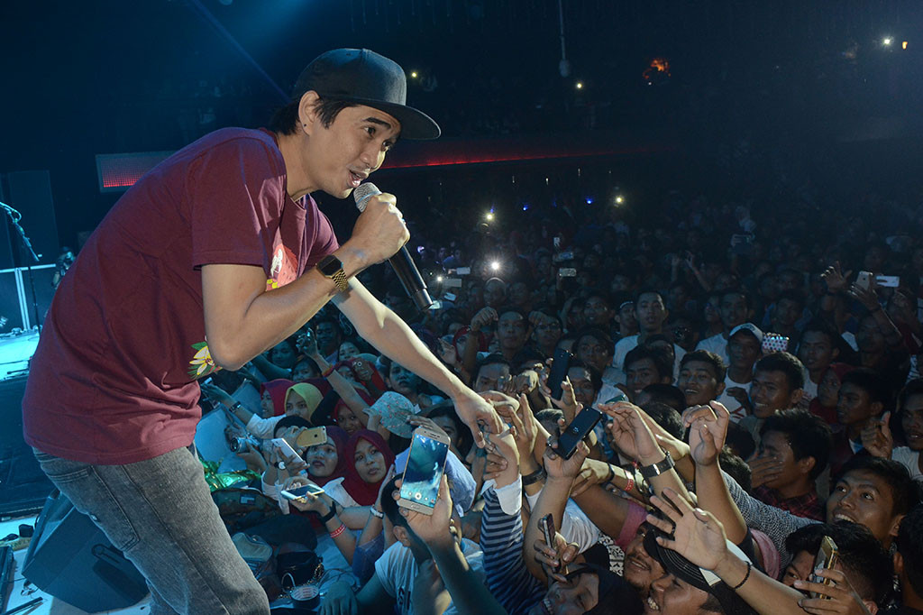 Vokalis grup band Sheila On 7 Duta, menyapa penggemarnya saat konser di D'liduid