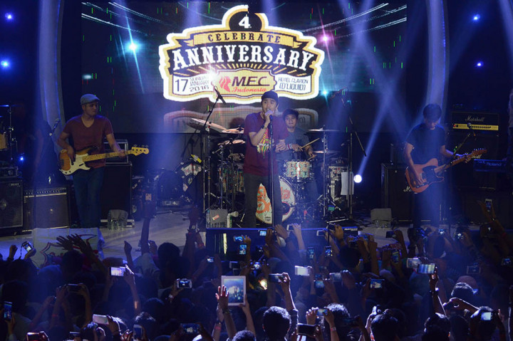 Grup band Sheila On 7 menghibur penggemarnya saat konser di D'liduid