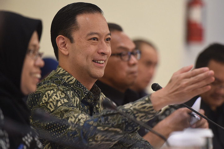 Menteri Perdagangan Thomas Lembong (kedua kiri) didampingi Kepala Badan Pengkajian dan Pengembangan Perdagangan (BPPP) Kementerian Perdagangan Tjahya Widayanti (kiri) menyampaikan kinerja ekspor impor di Kementerian Perdagangan