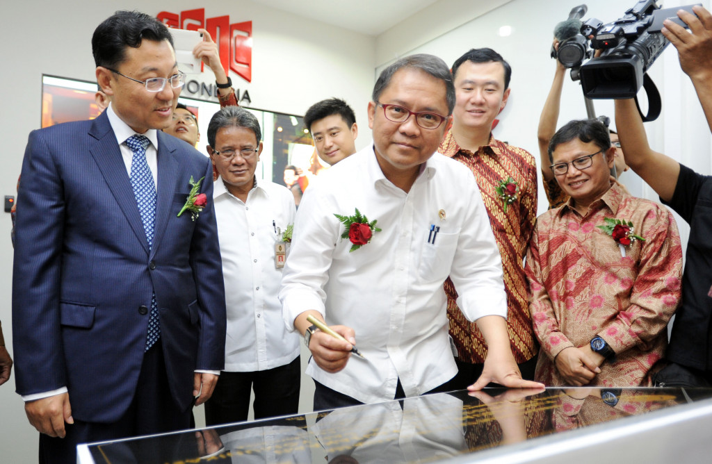 Menkominfo Rudiantara (tengah) didampingi CEO Huawei Indonesia Sheng Kai (kanan) dan Dubes Tiongkok untuk RI Xie Feng (kiri), bersiap menandatangani prasasti peresmian Pusat Inovasi Kominfo-Huawei