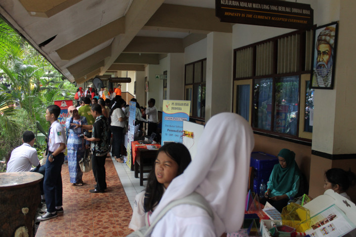 Berbagai booth seputar dunia pendidikan dan teknologi ikut meramaikan ICAKAP SMPN 99 Jakarta