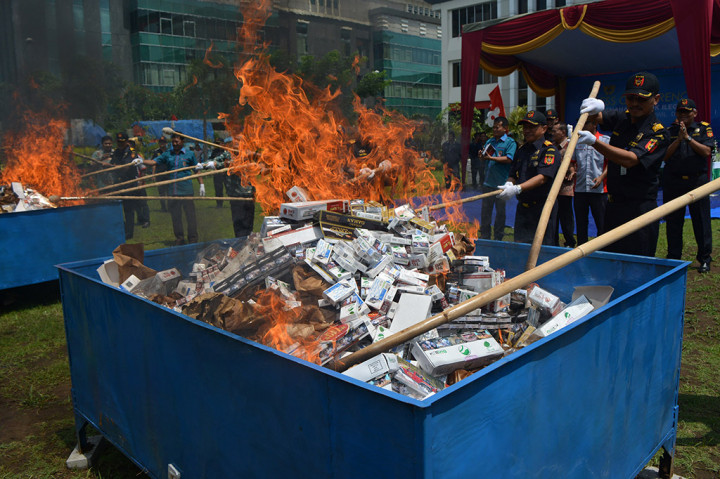 Bea Cukai Jatim Musnahkan Jutaan Rokok dan Ratusan Miras Ilegal