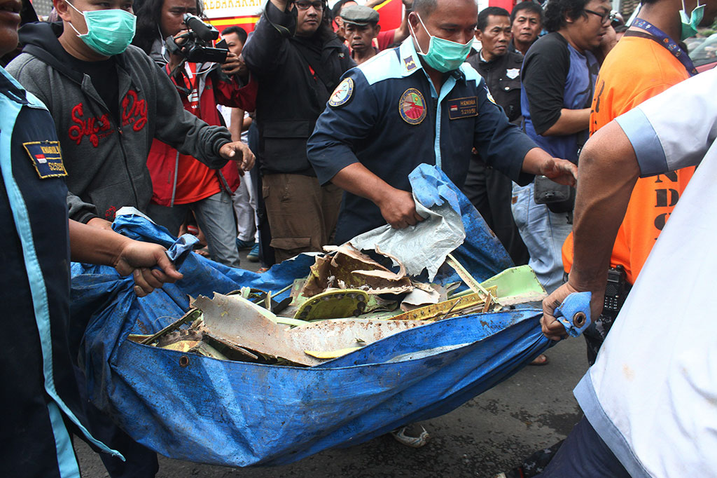 Petugas Evakuasi Puing Pesawat Super Tucano