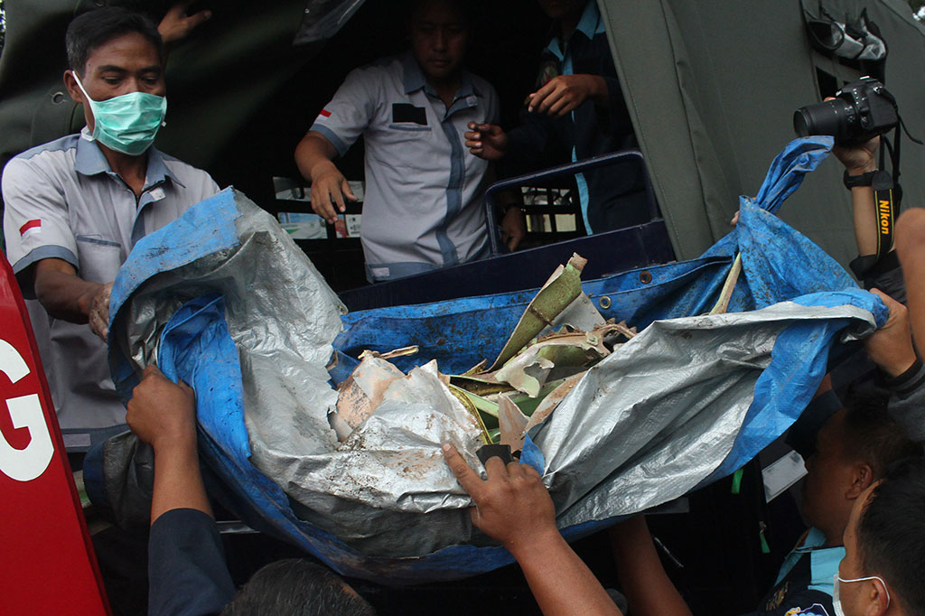 Petugas Evakuasi Puing Pesawat Super Tucano