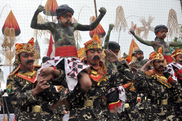 Komunitas Lima Gunung Pentaskan Tari Soreng Banser