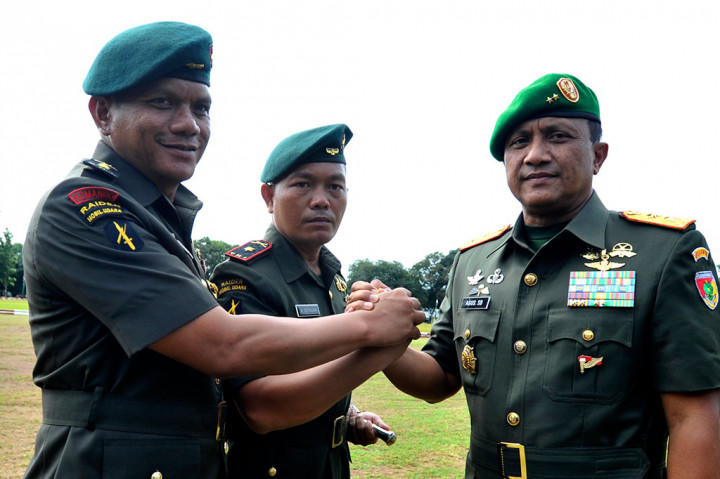 Panglima Kodam VII Wirabuana Mayjend TNI Agus Surya Bakti (kanan) melakukan salam komando dengan Komandan Batalyon (Danyon) Infantri 700 Rider Mayor Infantri Horas Sitinjak (tengah) dan Letkol Infantri Sapto Irianto (kiri) 
