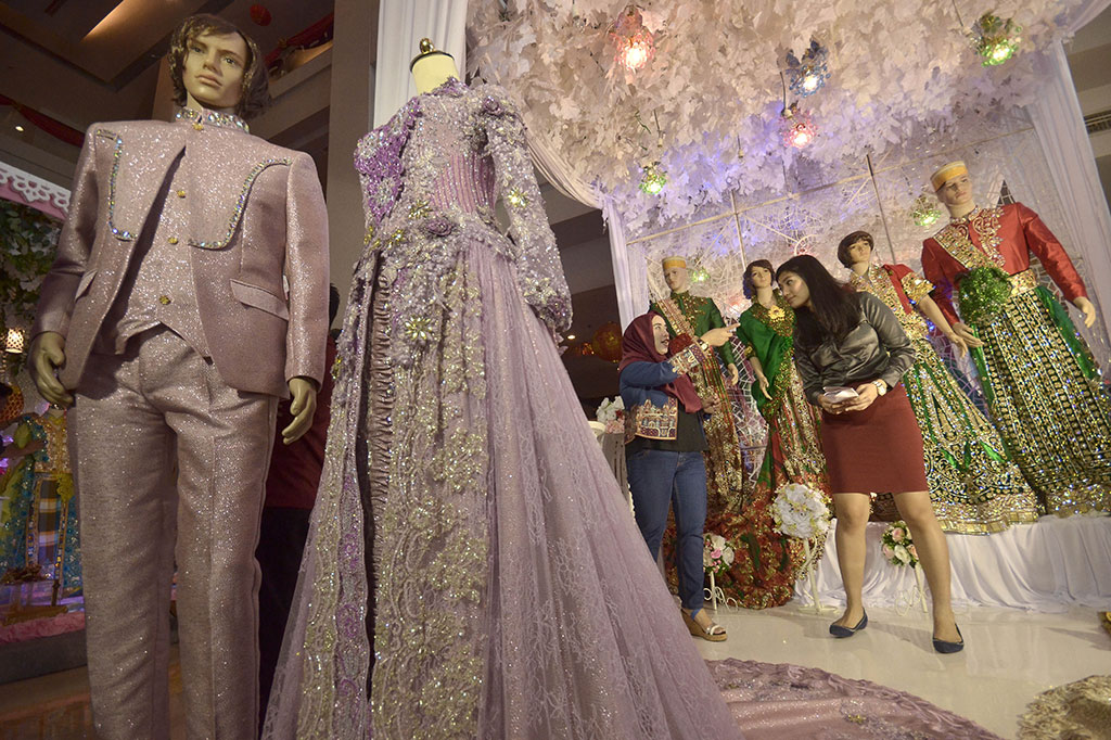  Pengunjung mencari informasi gaun pengantin di salah satu stand peserta pameran Wedding Expo 2016