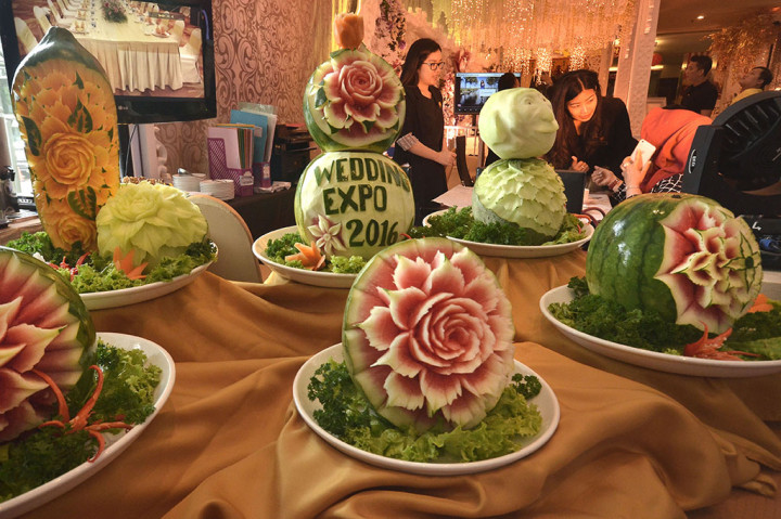 Pengunjung bertransaksi di salah satu stan dekorasi makanan saat pameran Wedding Expo 2016 