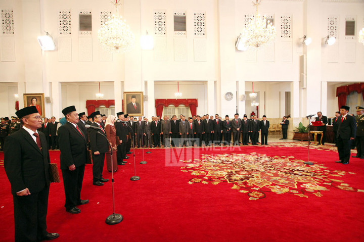 Presiden Joko Widodo (kanan) melantik Anggota Komisi Yudisial (KY) Jaja Ahmad Jayus (kiri) dan Aidul Fitriciada (kedua kiri), sekaligus melantik Ketua Ombudsman Amzulian (ketiga kiri) dan Wakil Ketua Ombudsman Lely Pelitasari Soebekty (keempat kiri) beserta para Anggota Ombudsman