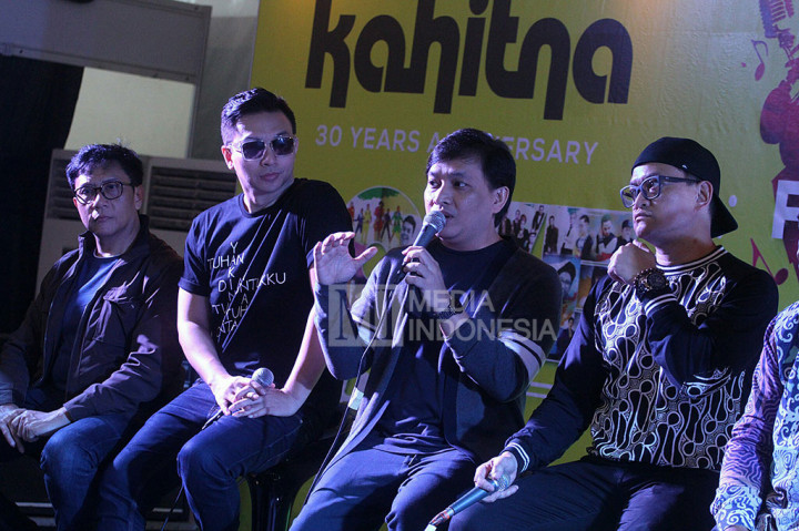 Personel Kahitna Yovie Widianto (kedua kanan), Hedi Yunus (kanan), Mario Ginanjar (kedua kiri) dan Harry Suhardiman (kiri) berbicara dalam jumpa pers