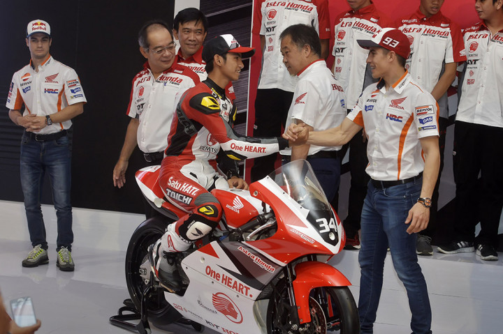 Pembalap MotoGP Tim Repsol Honda Marc Marquez (kanan) memberikan dukungan kepada Pebalap Astra Honda Racing Team (AHRT) Andi Gilang saat perkenalan motor baru yang akan digunakan pada balapan internasional musim 2016