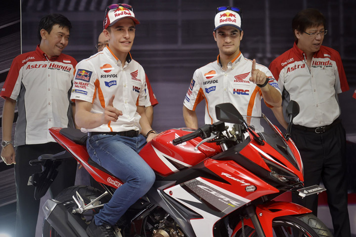Pembalap MotoGP Marc Marquez (kedua kiri) dan Dani Pedrosa (kedua kanan) bersama Executive Vice President Director PT AHM Johannes Loman (kanan) serta Marketing Director PT AHM Margono Tanuwijaya berpose saat peluncuran All New Honda CBR150R.