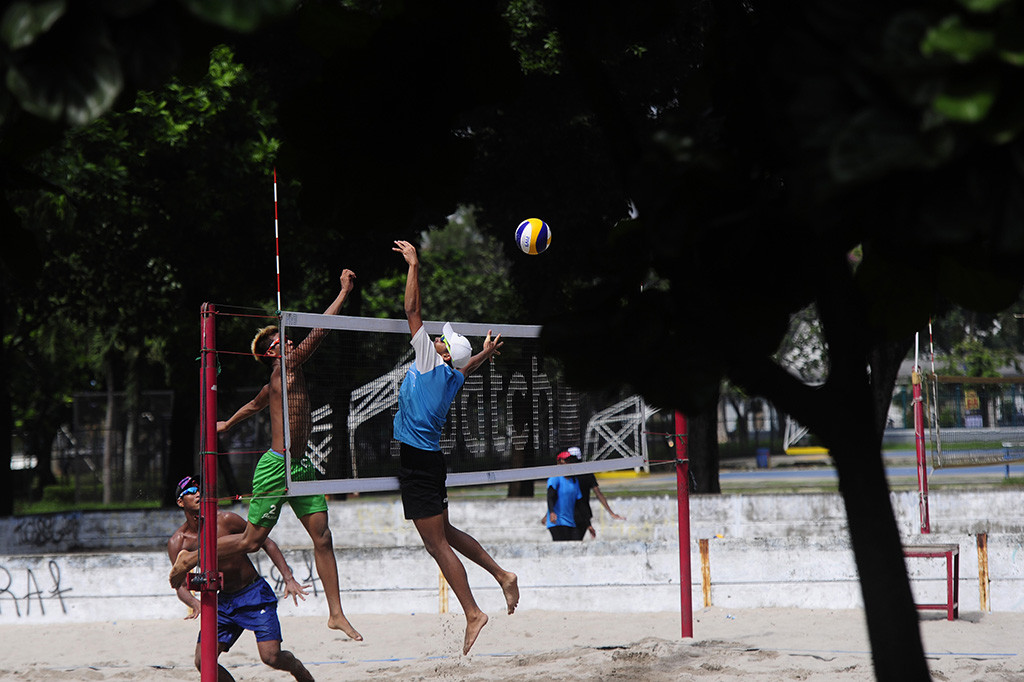 Pemain bola voli pantai Indonesia Rendy Verdian (tengah) yang berpasangan dengan Kapten tim Voli Pantai Indonesia Ade Chandra Rachmawan (kiri) melepaskan tembakan dengan dihadang rekannya Fahriansyah
