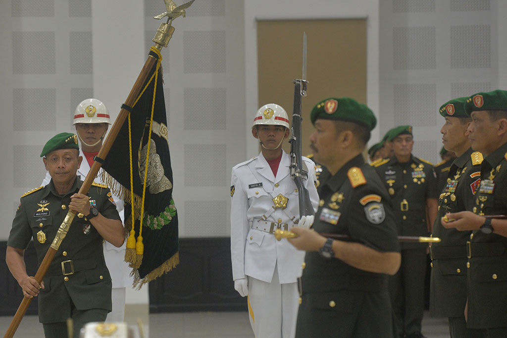 KSAD Jenderal TNI Mulyono (kiri) membawa Pataka Kodam Iskandar Muda 