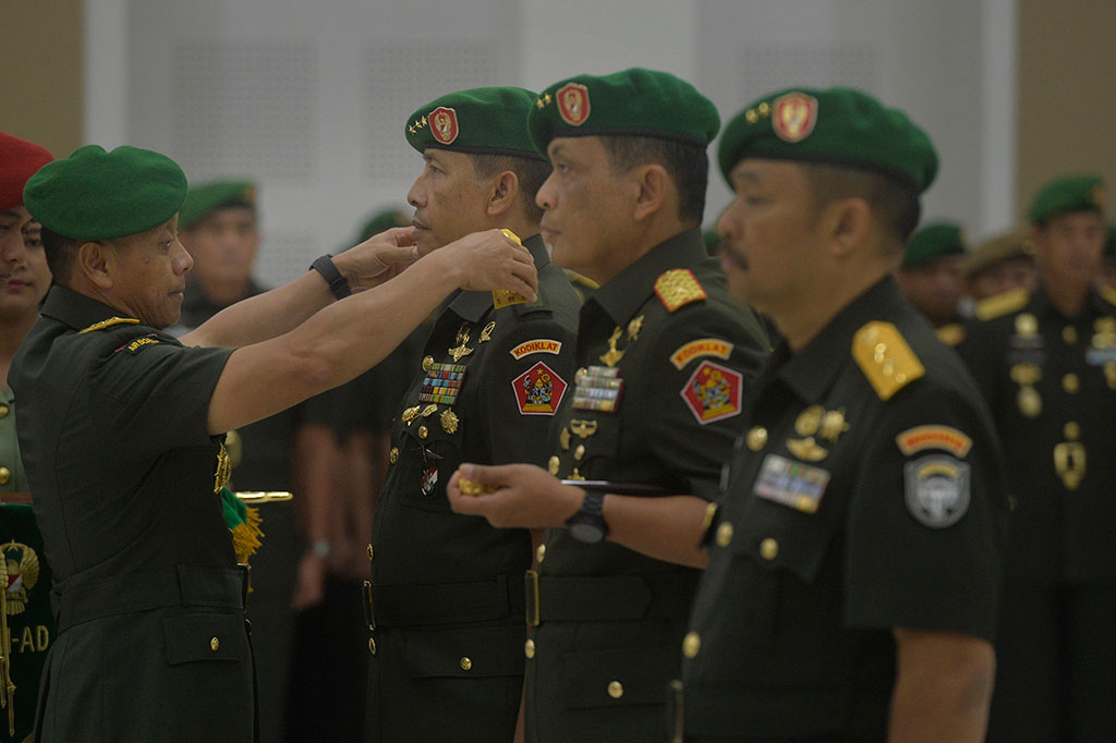 KSAD Jenderal TNI Mulyono (kiri) memasangkan tanda pangkat milik Letjen TNI Agus Sutomo (kedua kiri)