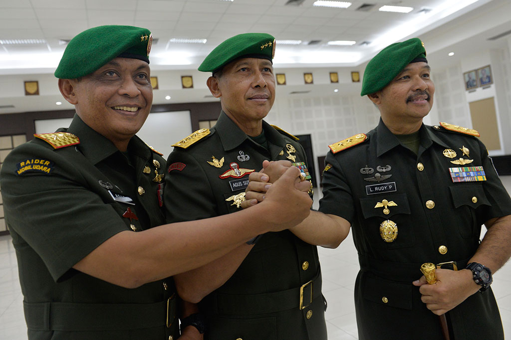 Letjen TNI Agus Sutomo (tengah) bersama Dankodiklat TNI AD Mayjen TNI Agus Kriswanto (kiri) dan Pangdam Iskandar Muda Mayjen TNI Rudy Polandi 