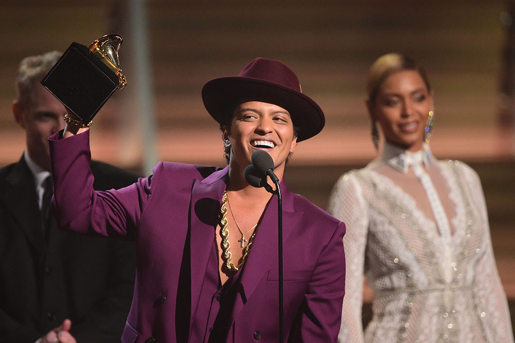 'Uptown Funk' Raih Record of the Year di Grammy 2016