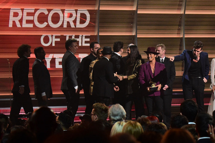 'Uptown Funk' Raih Record of the Year di Grammy 2016