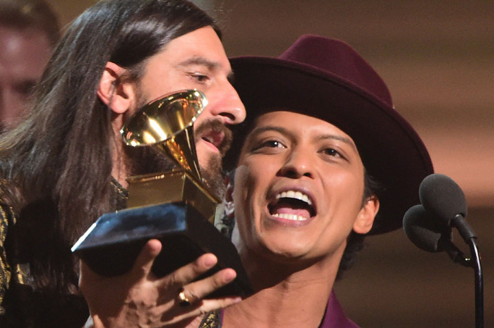 'Uptown Funk' Raih Record of the Year di Grammy 2016