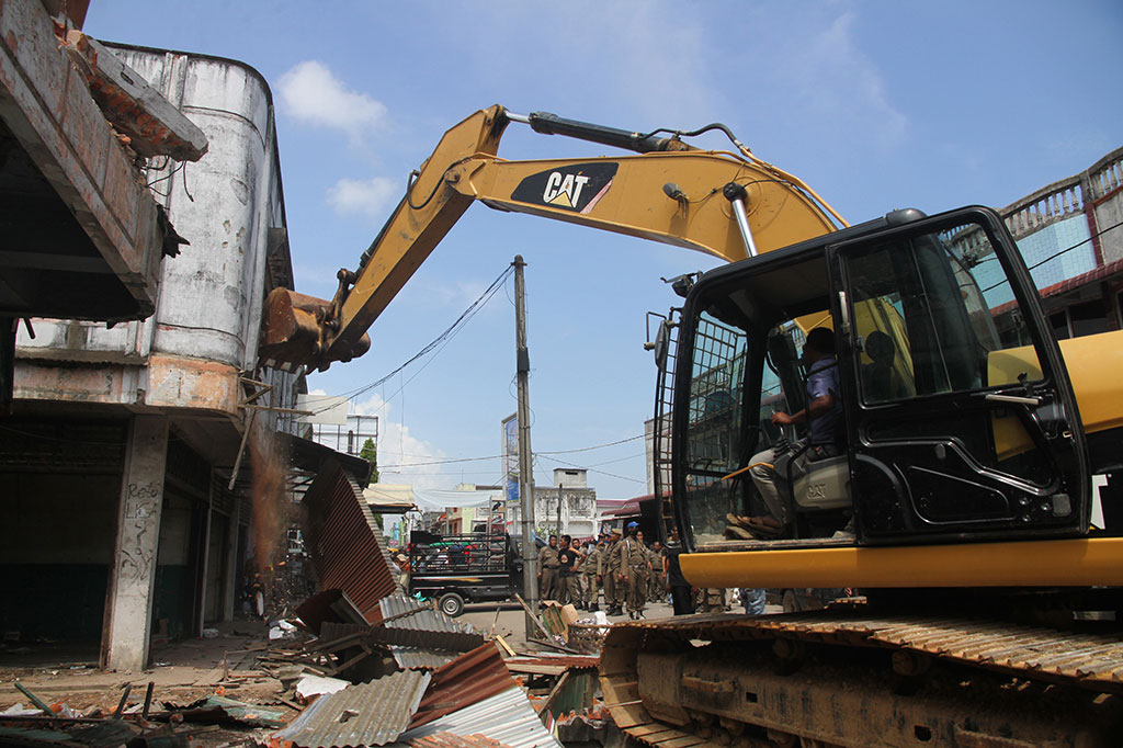 Sebuah alat berat dioperasikan untuk merobohkan bangunan ruko dan penertiban pedagang kaki lima (PKL) 