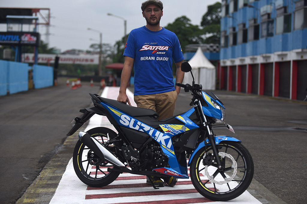 Vokalis band Alexa, Aqi, berpose dengan sepeda motor Suzuki Satria F150 Injeksi 