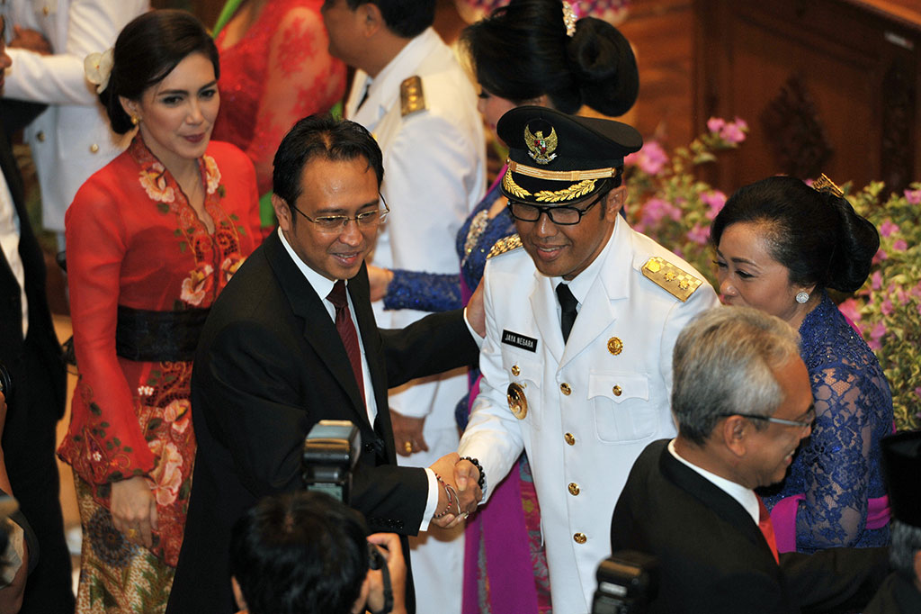 Putra dari Megawati Soekarnoputri, Mohammad Prananda Prabowo (kedua kiri) bersama politisi PDIP, Rieke Diah Pitaloka (kiri) berfoto bersama Wakil Walikota Denpasar, I Gusti Ngurah Jaya Negara (kedua kanan) 