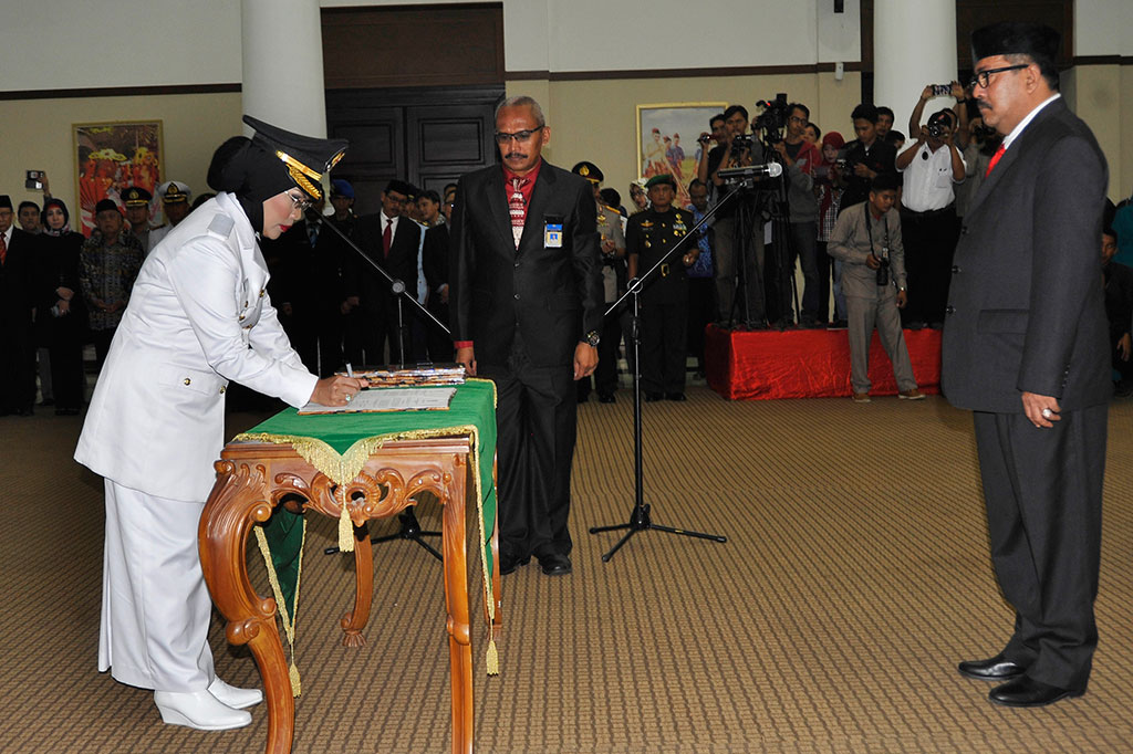 Gubernur Banten Rano Karno (kanan) melantik Bupati Serang Tatu Chasanah (kiri) 