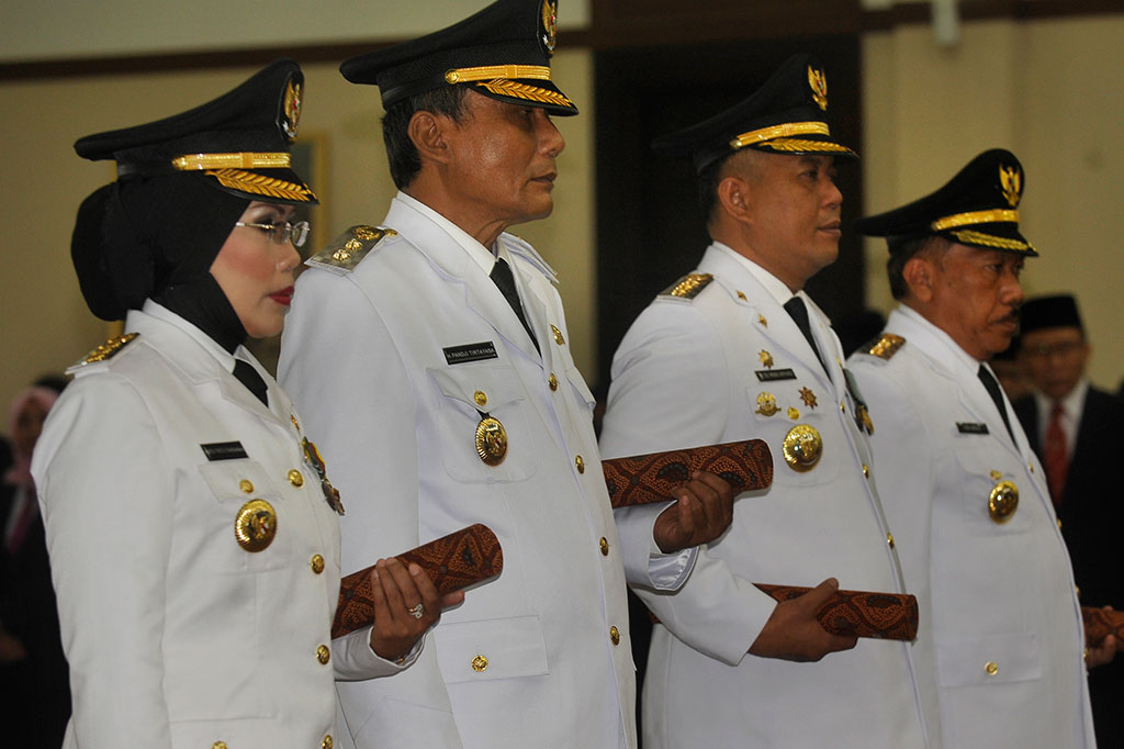 Bupati Serang Tatu Chasanah (kiri), Wakil Bupati Serang Panji Tirtayasa (kedua kiri), Wali Kota Cilegon Iman Aryadi (kedua kanan) dan Wakil Wali Kota Cilegon Edi Aryadi (kanan) 