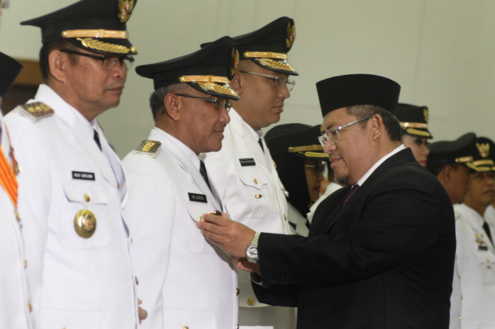 Ahmad Heryawan (kanan) menyematkan lencana jabatan kepada Wali Kota Depok, Idris Abdul Somad (kedua kiri) 