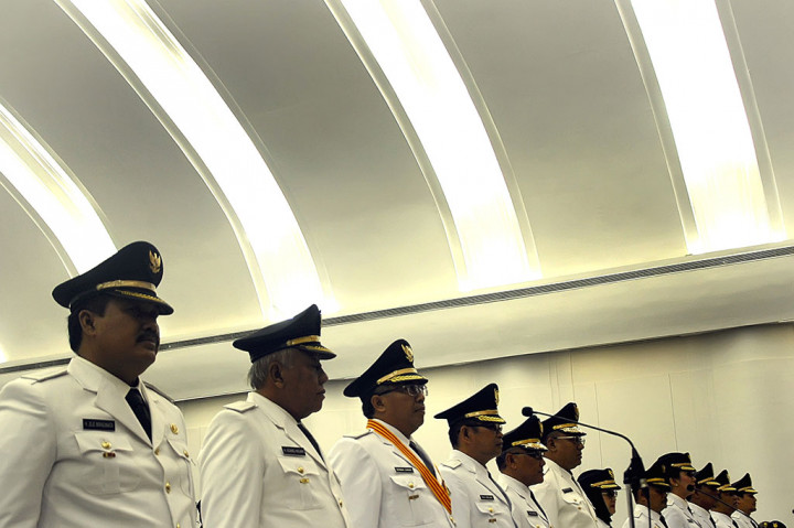 Enam pasangan Kepala Daerah mengucapkan sumpah jabatan yang dibacakan oleh Gubernur Provinsi Jawa Barat, Ahmad Heryawan