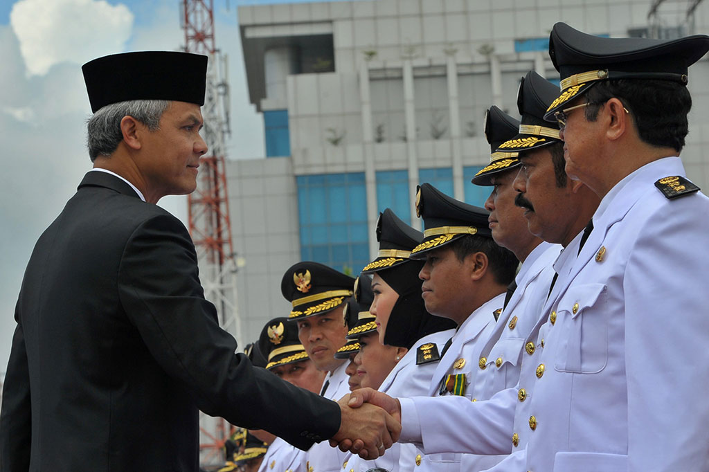 Gubernur Jateng Ganjar Pranowo (kiri) berjabat tangan dengan Wali Kota Solo FX. Hadi Rudyatmo 